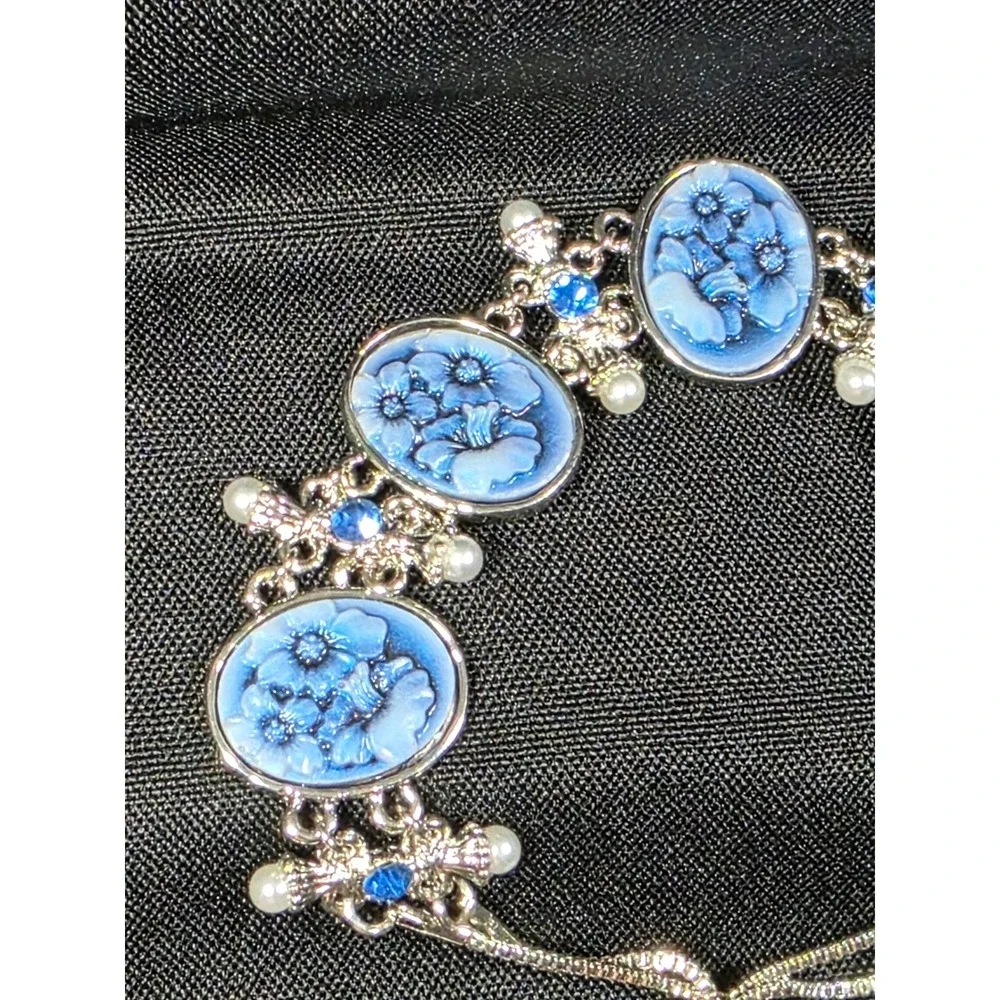 Blue Floral Cameo Bolo Bracelet Silvertone Adjustable Pearl‎ Crystal Accents